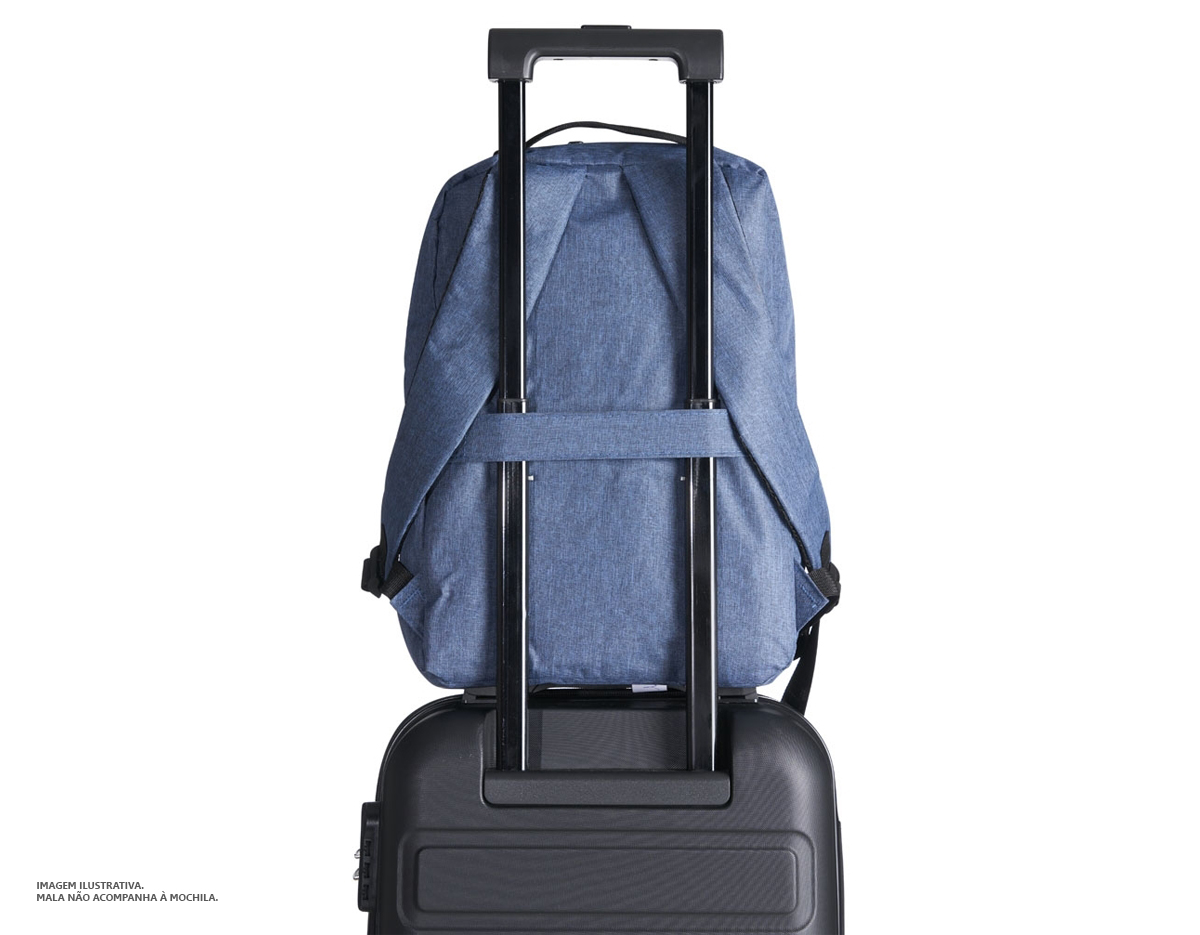 Mochila confeccionada em nylon com compartimento para notebook até 15,6 polegadas. Contém compartimento grande com divisórias para documentos, eletrônicos e caneta, compartimento mediano com abertura vertical, compartimento frontal, bolso lateral e adaptador USB externo com cabo acoplado, permitindo a conexão de um carregador portátil de dentro da mochila e transferência da carga para o lado externo, ocultando o carregador e viabilizando a utilização do celular durante o processo. Contém zíperes com pegadores plásticos, alça de mão em nylon, alças para as costas ajustáveis com revestimento espumado antitranspirante e área costada com elástico para encaixe em malas de viagem.