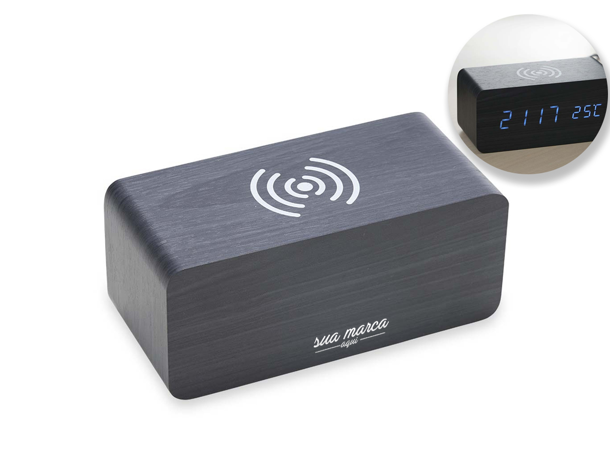 Relógio digital LED com alarme e carregamento por indução, pode ser utilizado através da fonte USB (acompanha) ou 3 pilhas AAA (não acompanha). Produzido em MDF, o relógio possui um display LED na parte frontal, área para carregamento via indução na parte superior, parte traseira com mecanismo para ajustes, entrada DC 5V e compartimento de pilhas.