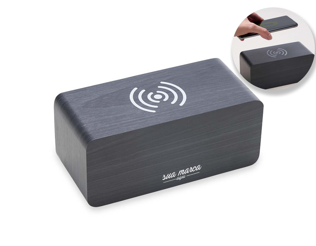 Relógio digital LED com alarme e carregamento por indução, pode ser utilizado através da fonte USB (acompanha) ou 3 pilhas AAA (não acompanha). Produzido em MDF, o relógio possui um display LED na parte frontal, área para carregamento via indução na parte superior, parte traseira com mecanismo para ajustes, entrada DC 5V e compartimento de pilhas.