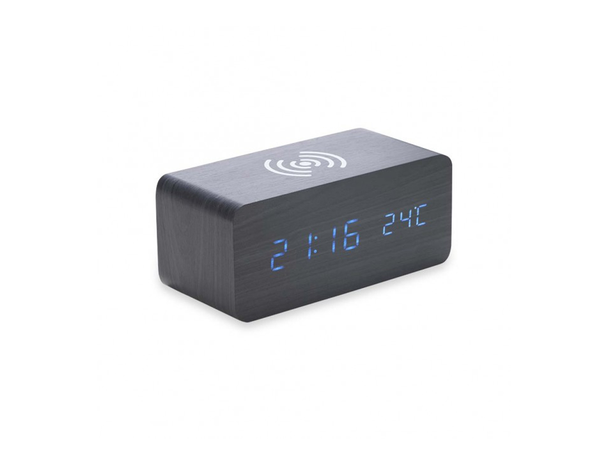 Relógio digital LED com alarme e carregamento por indução, pode ser utilizado através da fonte USB (acompanha) ou 3 pilhas AAA (não acompanha). Produzido em MDF, o relógio possui um display LED na parte frontal, área para carregamento via indução na parte superior, parte traseira com mecanismo para ajustes, entrada DC 5V e compartimento de pilhas.