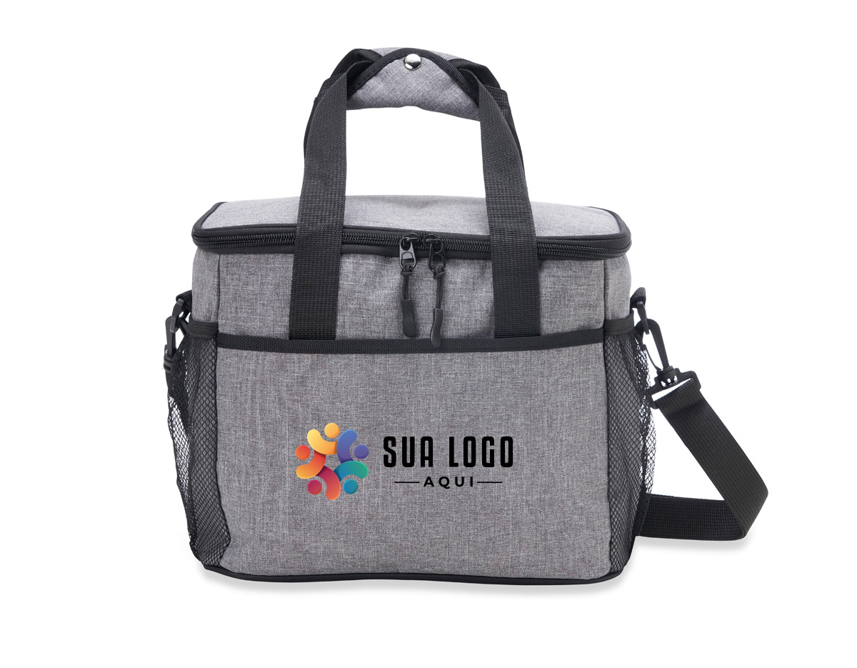 Bolsa térmica 14 Litros confeccionada em nylon, possui parte interna soldada (não vaza), bolso frontal exterior; bolso traseiro exterior; bolsos laterais telados, alça de mão com suporte para junção das alças, e alça transversal ajustável e removível. 24x30x20cm