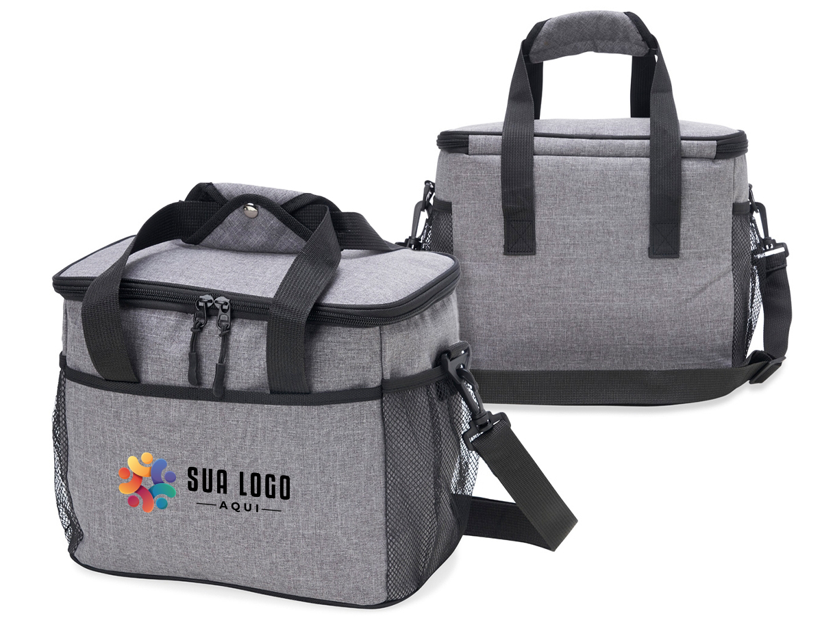 Bolsa térmica 14 Litros confeccionada em nylon, possui parte interna soldada (não vaza), bolso frontal exterior; bolso traseiro exterior; bolsos laterais telados, alça de mão com suporte para junção das alças, e alça transversal ajustável e removível. 24x30x20cm