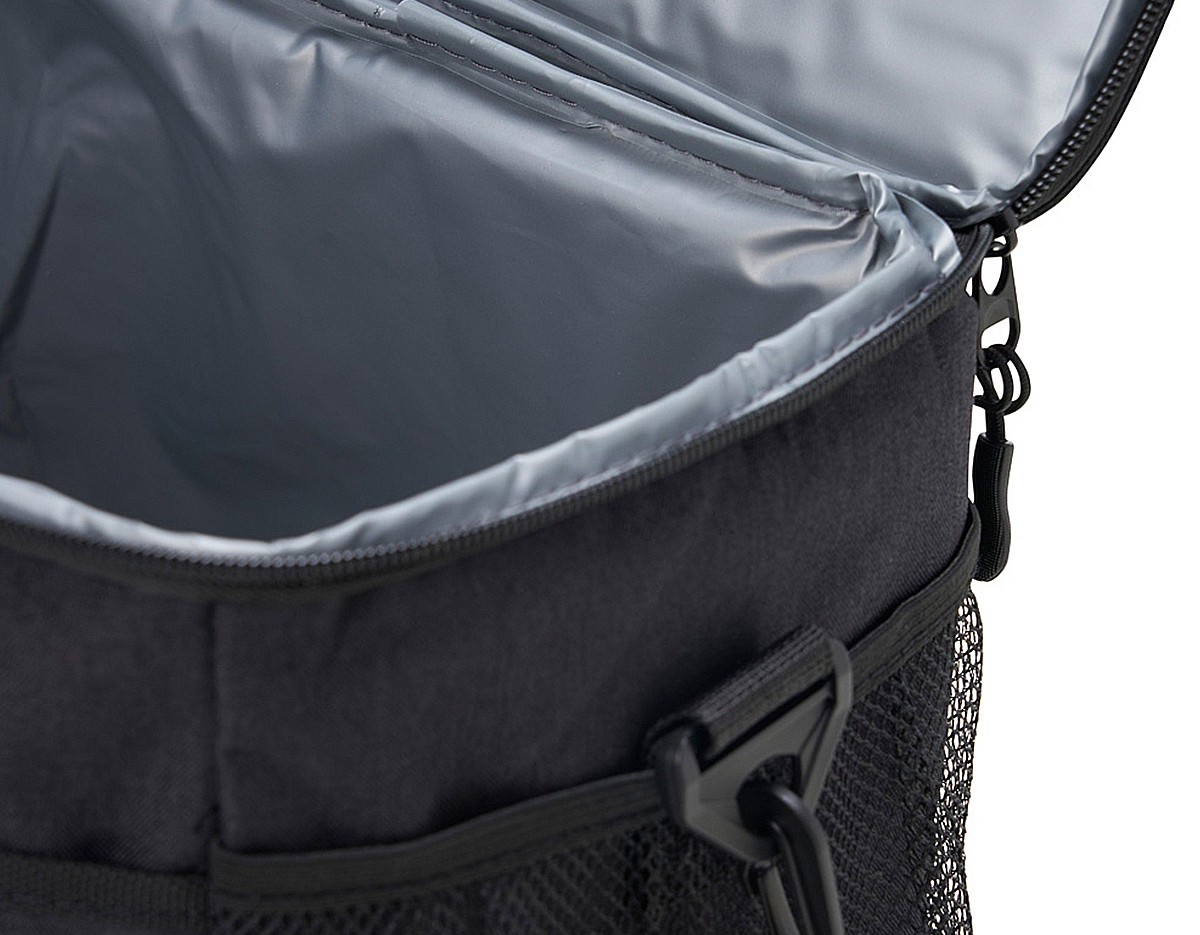 Bolsa térmica 14 Litros confeccionada em nylon, possui parte interna soldada (não vaza), bolso frontal exterior; bolso traseiro exterior; bolsos laterais telados, alça de mão com suporte para junção das alças, e alça transversal ajustável e removível. 24x30x20cm