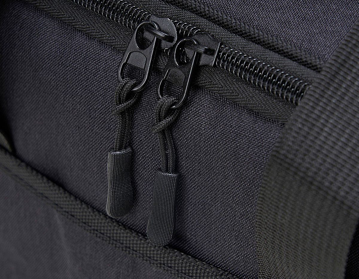 Bolsa térmica 14 Litros confeccionada em nylon, possui parte interna soldada (não vaza), bolso frontal exterior; bolso traseiro exterior; bolsos laterais telados, alça de mão com suporte para junção das alças, e alça transversal ajustável e removível. 24x30x20cm