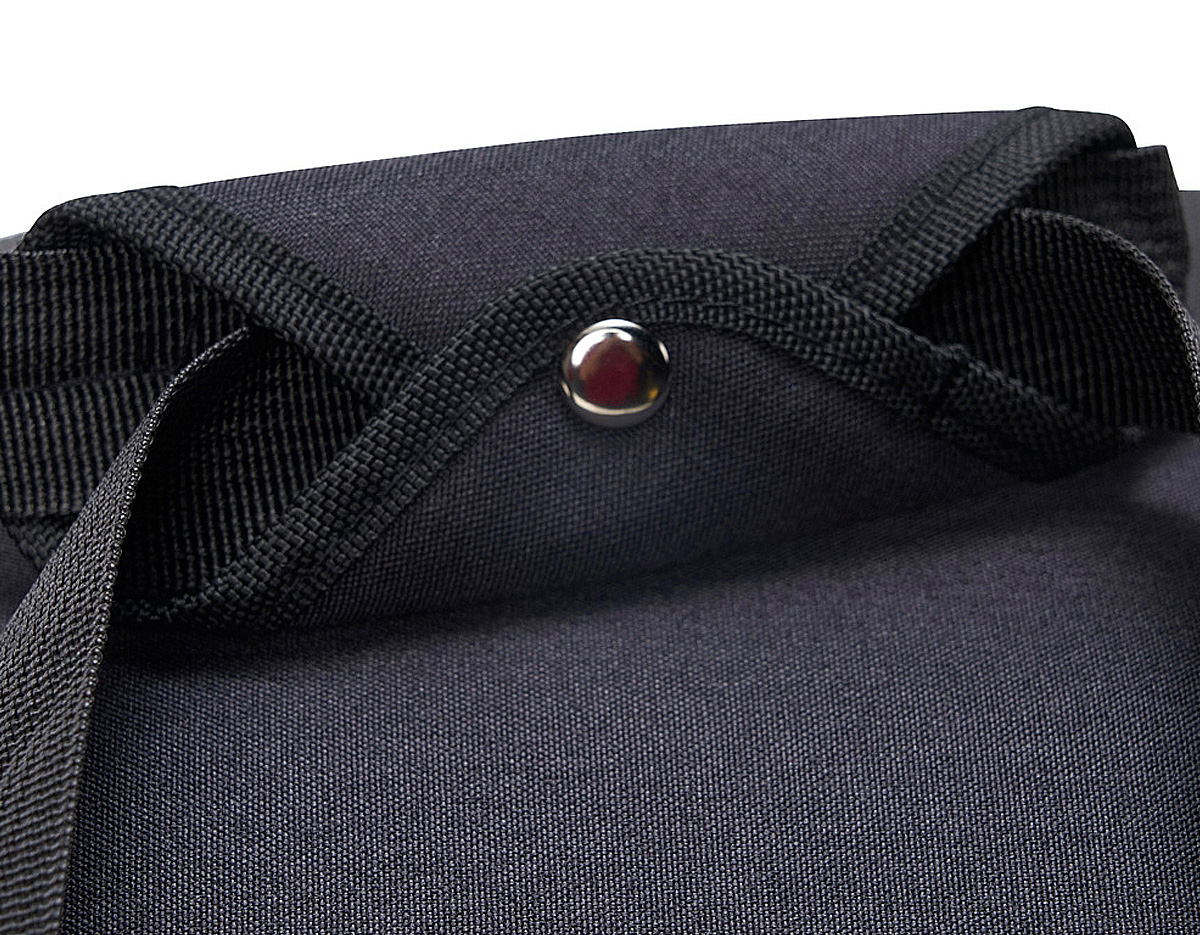 Bolsa térmica 14 Litros confeccionada em nylon, possui parte interna soldada (não vaza), bolso frontal exterior; bolso traseiro exterior; bolsos laterais telados, alça de mão com suporte para junção das alças, e alça transversal ajustável e removível. 24x30x20cm