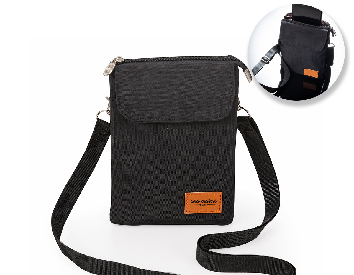 Mini bolsa transversal de nylon com plaquinha frontal em couro sintético personalizável. Possui tecido impermeável, bolso frontal com botão de fechamento imantado, bolso traseiro de zíper e bolso superior de zíper com duas divisórias internas e espaço para celular. Acompanha alça ajustável de uso transversal (removível).