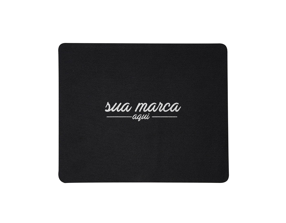 Mouse pad retangular de tecido, parte inferior emborrachada para evitar deslizamento.