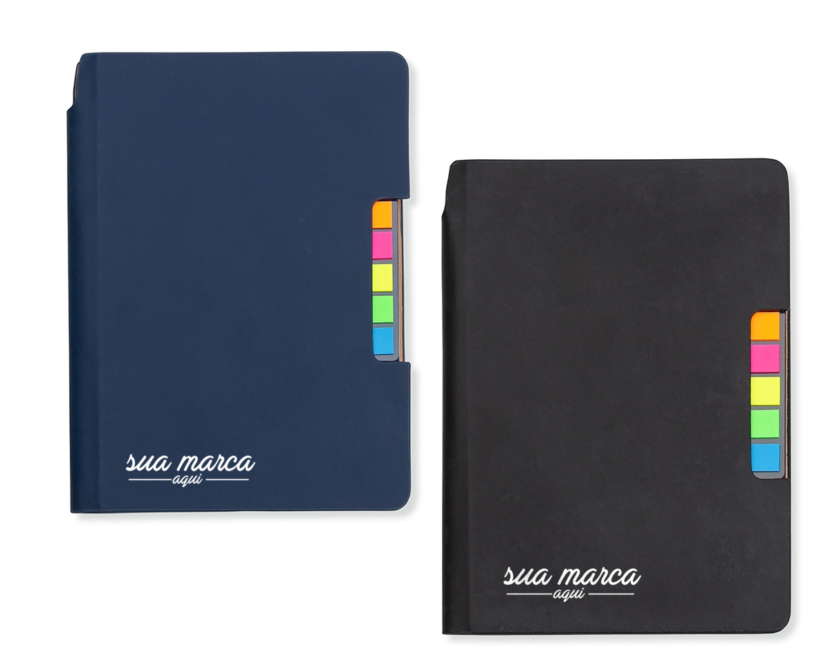 Caderno produzido em couro sintético com autoadesivos. Capa interna com cinco bloquinhos autoadesivos coloridos com aproximadamente 25 folhas cada e bloco com aproximadamente 80 folhas pardas pautadas.