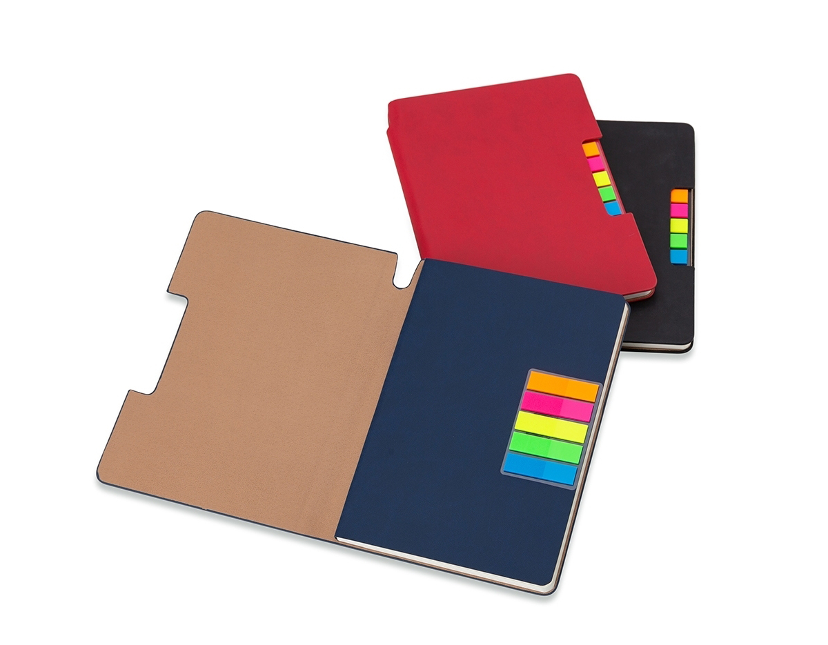 Caderno produzido em couro sintético com autoadesivos. Capa interna com cinco bloquinhos autoadesivos coloridos com aproximadamente 25 folhas cada e bloco com aproximadamente 80 folhas pardas pautadas.
