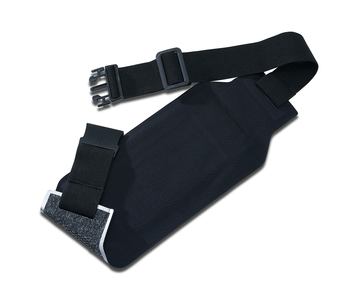 Pochete anti-furto esportiva. Confeccionada em lycra impermeável, a pochete possui um formato slim que permite a utilização por dentro da roupa sem causar volume, aumentando a possibilidade de não ter seus pertences furtados. Ideal para práticas esportivas, a pochete possui saída para fone de ouvido, cinta elástica ajustável com fivelas, saídas laterais para circulação de ar e contornos reflexivos. Contém um zíper selado que impossibilitada a infiltração de água, seu compartimento interno possui uma divisória para separação do celular e itens que possam vir à riscá-los.