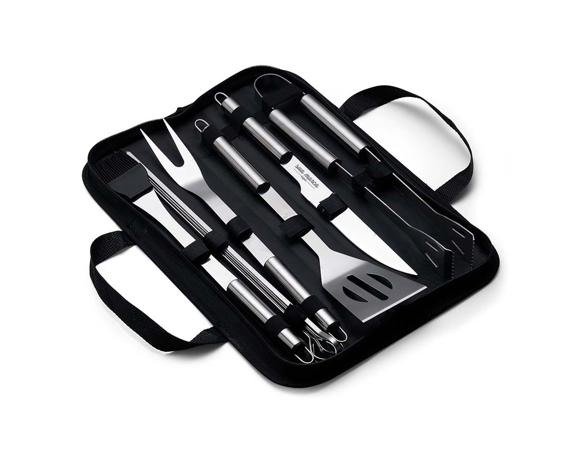 Kit Churrasco 9 Peças em estojo de nylon com alça. Contém: pegador, garfo, espátula, faca, pincel e 4 espetos. Utensílios de inox com proteções plásticas e parte interna com velcro para fixação das peças, acompanha plaquinha metálica para personalização.
