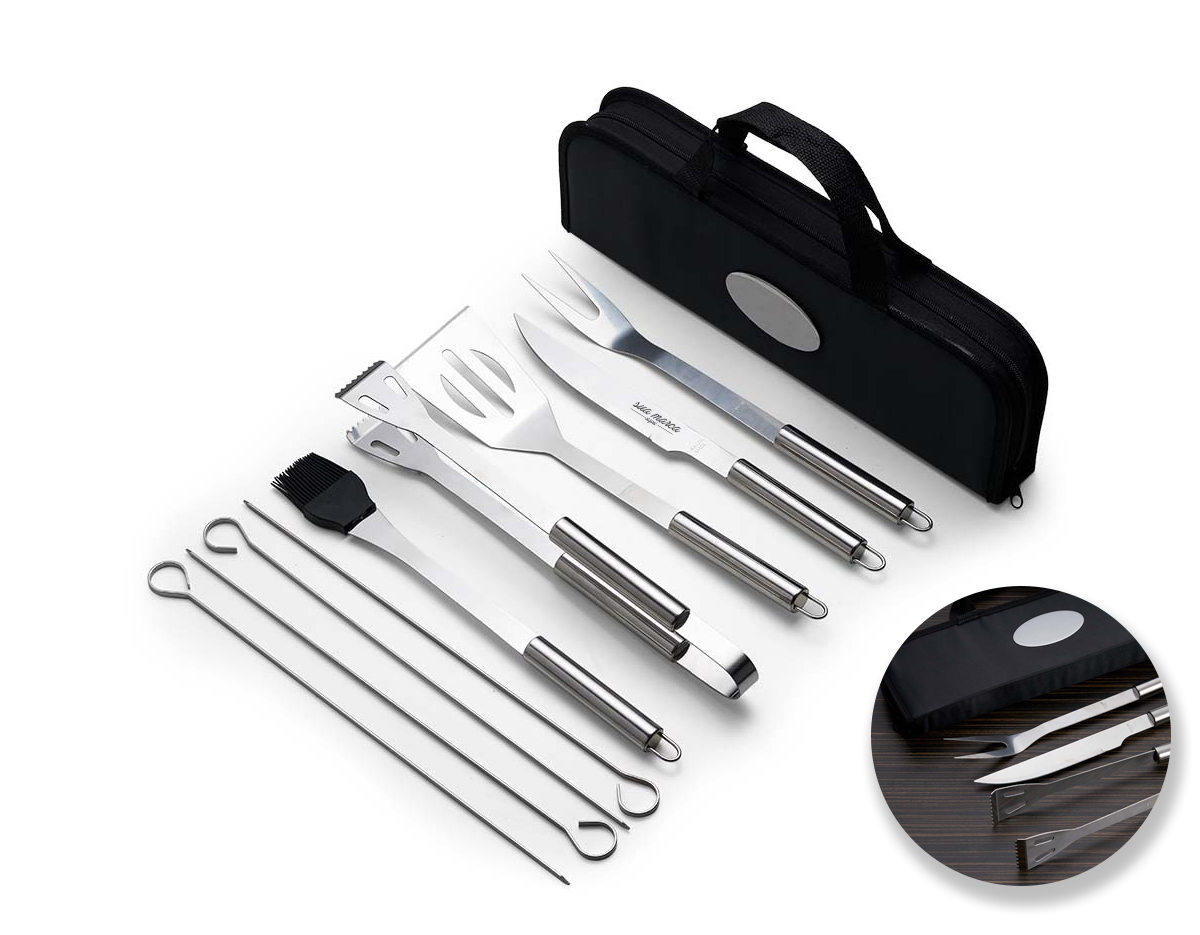 Kit Churrasco 9 Peças em estojo de nylon com alça. Contém: pegador, garfo, espátula, faca, pincel e 4 espetos. Utensílios de inox com proteções plásticas e parte interna com velcro para fixação das peças, acompanha plaquinha metálica para personalização.