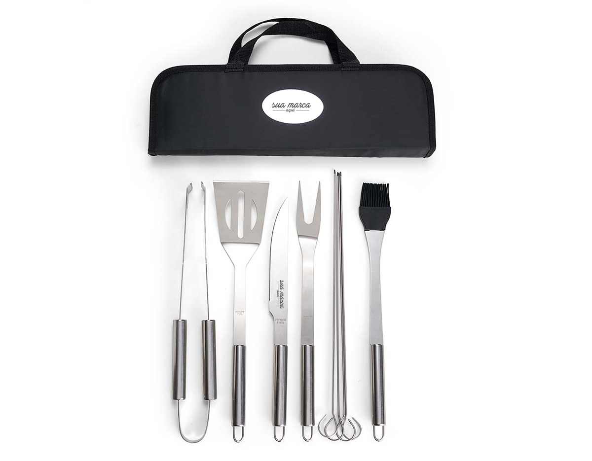 Kit Churrasco 9 Peças em estojo de nylon com alça. Contém: pegador, garfo, espátula, faca, pincel e 4 espetos. Utensílios de inox com proteções plásticas e parte interna com velcro para fixação das peças, acompanha plaquinha metálica para personalização.