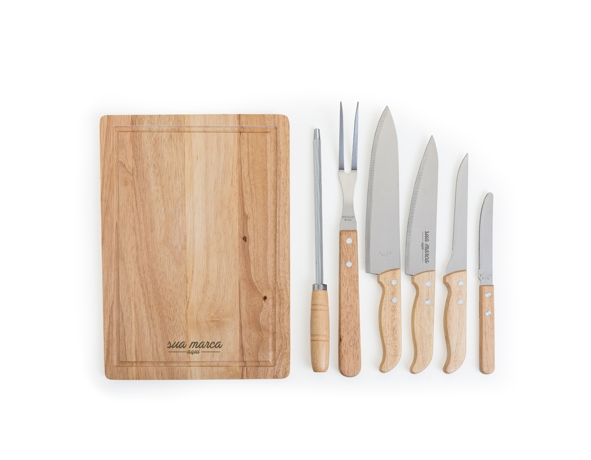 Kit churrasco 8 peças com cabo em bambu, lâminas em aço inox e avental de nylon. Acompanha tábua em bambu com canaleta, 3 facas de corte e uma faca de serra cabo, chaira, garfo e avental prata com bolso. Acomodados em uma maleta de nylon preta. Rebites em Aço Inox, um dos mais resistentes à ferrugem e corrosão