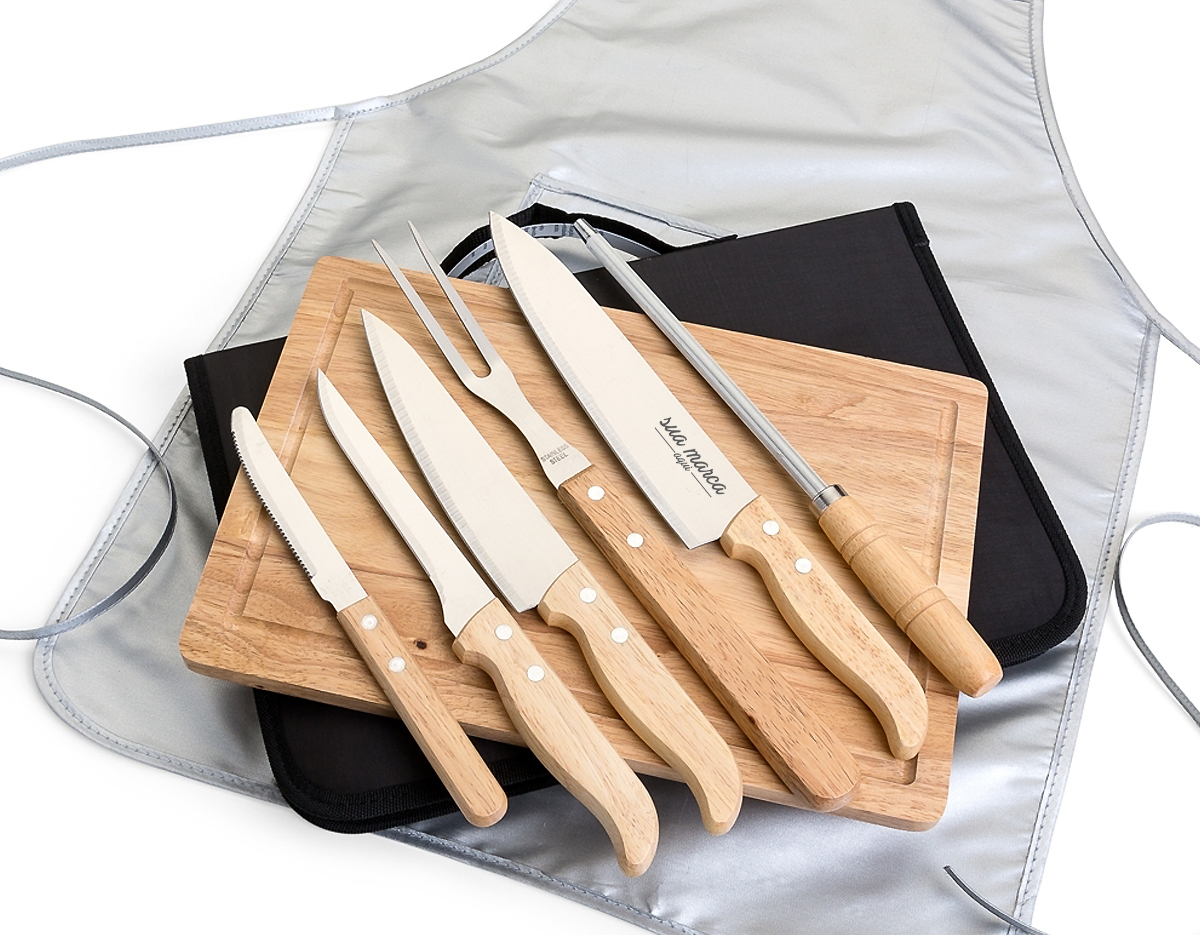 Kit churrasco 8 peças com cabo em bambu, lâminas em aço inox e avental de nylon. Acompanha tábua em bambu com canaleta, 3 facas de corte e uma faca de serra cabo, chaira, garfo e avental prata com bolso. Acomodados em uma maleta de nylon preta. Rebites em Aço Inox, um dos mais resistentes à ferrugem e corrosão