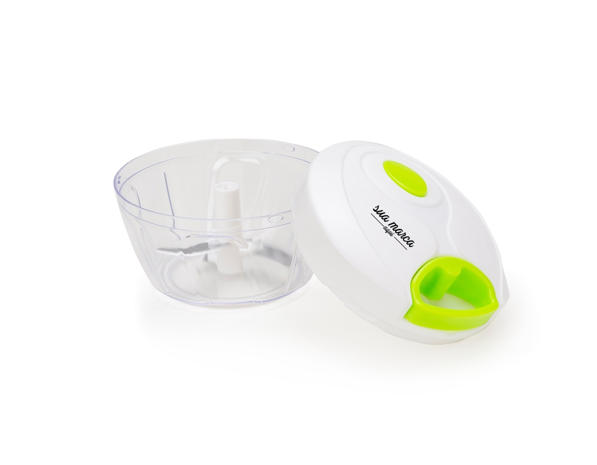 Processador de alimentos manual, tampa plástica de polipropileno com puxador verde, pote transparente em poliestireno com relevo e lâminas em aço inox.