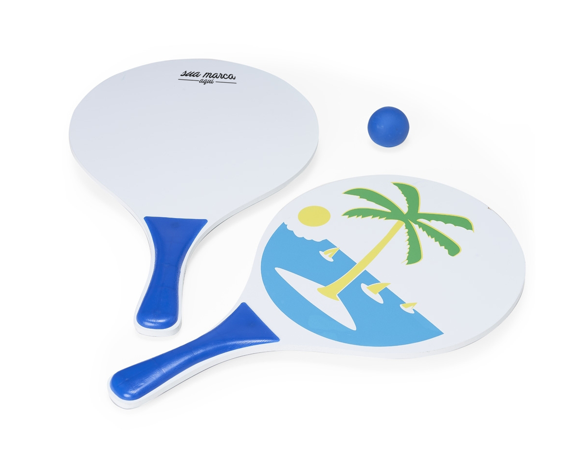 Kit frescobol em MDF com embalagem de malha plástica. Contém 2 raquetes de madeira com pegador de revestimento plástico e bolinha emborrachada.
