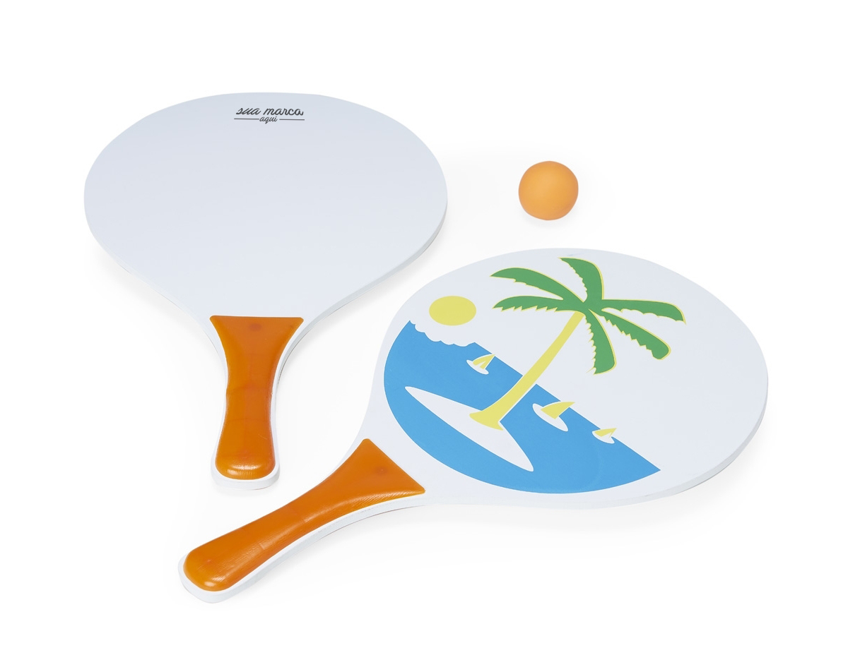 Kit frescobol em MDF com embalagem de malha plástica. Contém 2 raquetes de madeira com pegador de revestimento plástico e bolinha emborrachada.