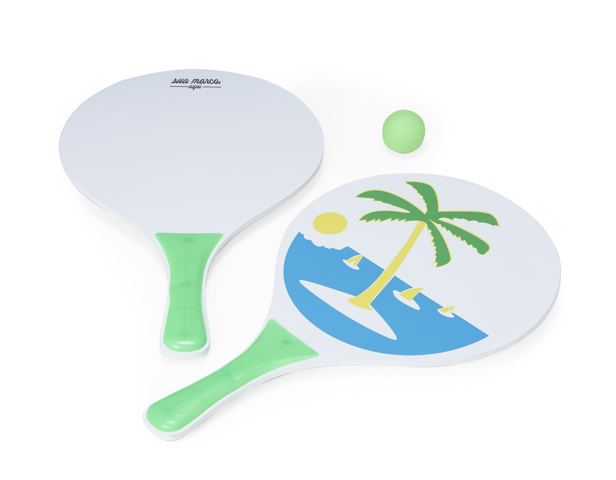 Kit frescobol em MDF com embalagem de malha plástica. Contém 2 raquetes de madeira com pegador de revestimento plástico e bolinha emborrachada.