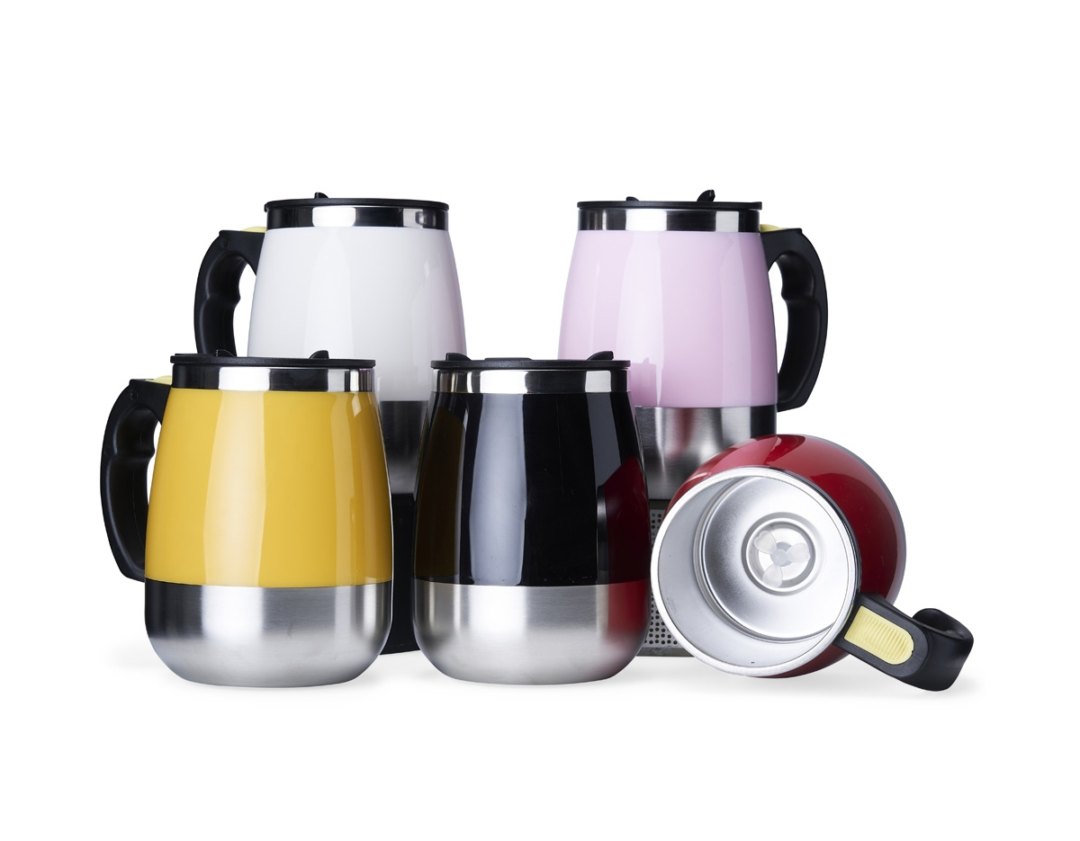 Caneca de inox com misturador de bebida, feita em parede dupla com capacidade de 350ml. Contém tampa plástica com bocal e trava de segurança. Para o funcionamento, utiliza-se duas pilhas AAA (não acompanha).