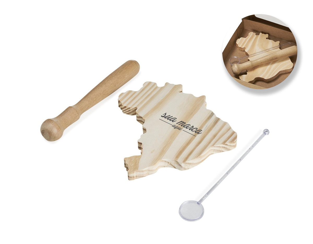 Kit caipirinha 3 peças. Contém uma tábua de madeira, um socador de madeira, um mexedor de acrílico e uma caixa de kraft com visor