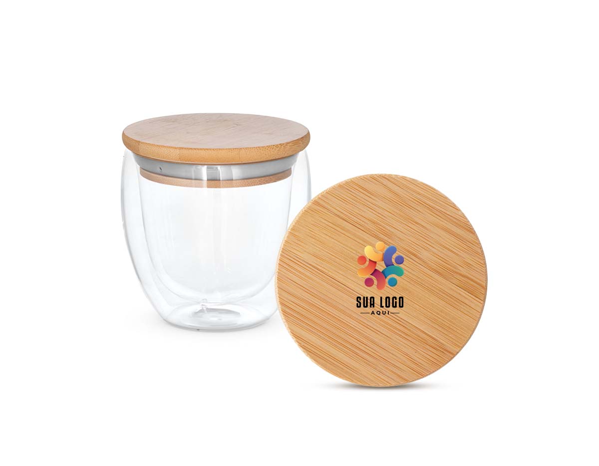 Copo de viagem em vidro borossilicato com parede dupla isolada a ar e tampa em bambu. Copo com capacidade até 250 ml, ideal para líquidos frios ou quentes, tendo uma tampa com isolante em silicone que facilita o transporte do copo evitando respingo. Apto para ir ao microondas e à máquina de lavar