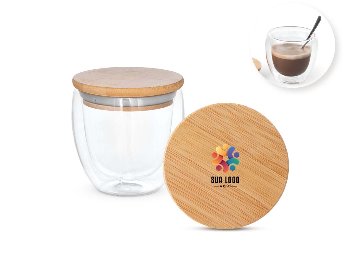 Copo de viagem em vidro borossilicato com parede dupla isolada a ar e tampa em bambu. Copo com capacidade até 250 ml, ideal para líquidos frios ou quentes, tendo uma tampa com isolante em silicone que facilita o transporte do copo evitando respingo. Apto para ir ao microondas e à máquina de lavar