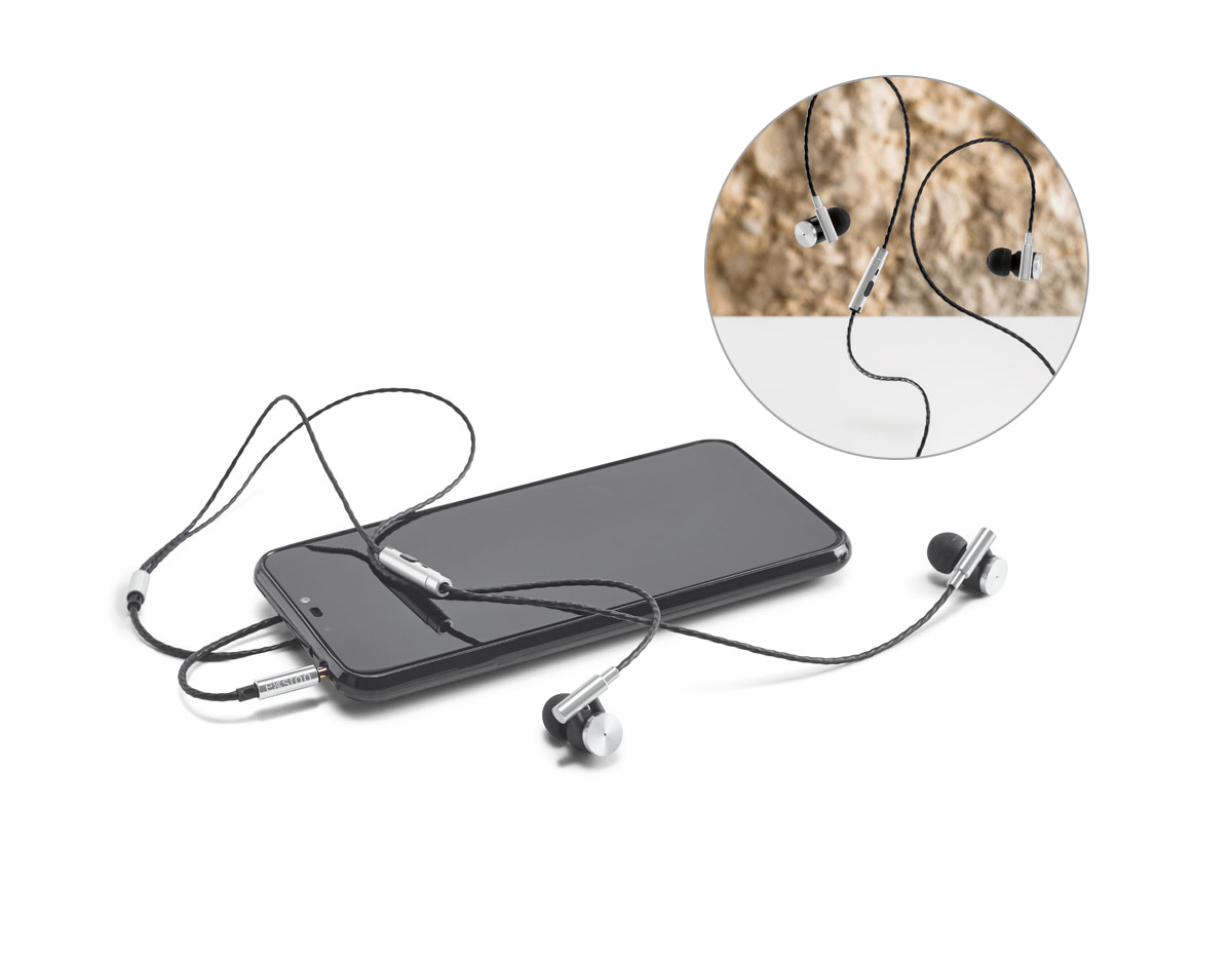 Os VIBRATION são fones de ouvido, com fios, em metal e ABS de design moderno que se destacam pelo seu acabamento metalizado nos vários detalhes do produto. Tem uma frequência de 20Hz-20kHz (16O), microfone e botão para atender chamadas. Incluso cabo de 1,3 m 