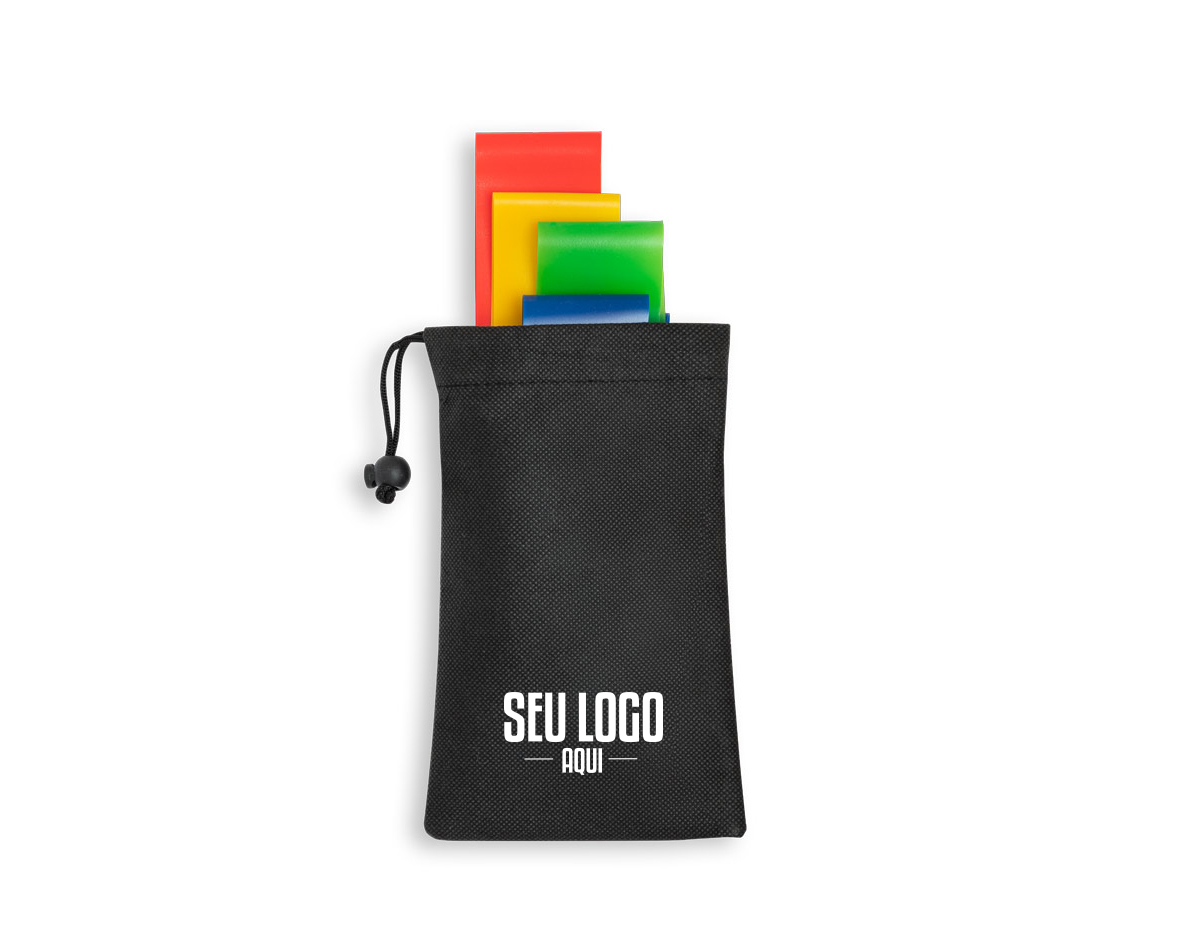 Conjunto de 4 bandas elásticas de ginástica em bolsa de non-woven preta. Cada banda tem um nível de resistência diferente: Vermelha - forte, Amarela - média, Azul - leve, Verde - muito leve