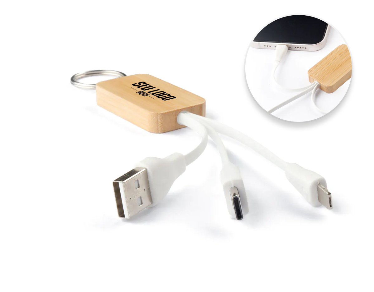 Chaveiro de capa de bambu com cabo para carregamento USB-A a Micro-B (2 em 1 pinos) e Tipo C. Como o bambu é um material natural, a cor do item pode variar.