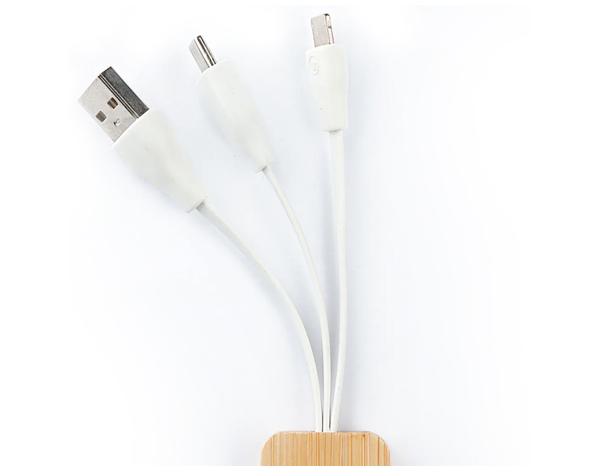 Chaveiro de capa de bambu com cabo para carregamento USB-A a Micro-B (2 em 1 pinos) e Tipo C. Como o bambu é um material natural, a cor do item pode variar.
