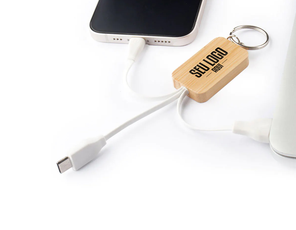 Chaveiro de capa de bambu com cabo para carregamento USB-A a Micro-B (2 em 1 pinos) e Tipo C. Como o bambu é um material natural, a cor do item pode variar.
