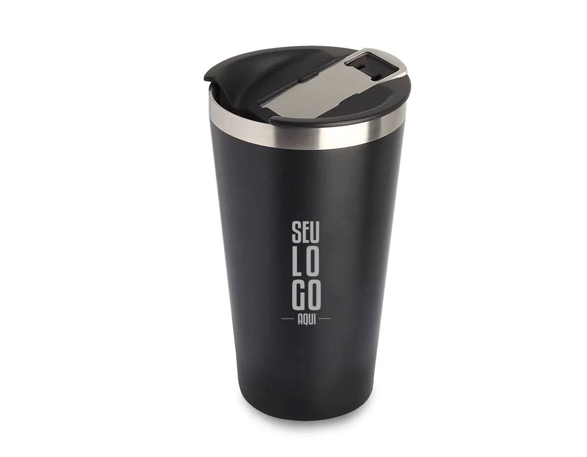 Copo térmico em aço inox com parede dupla, detalhe em aço escovado, tampa plástica com anel de silicone para vedação com abridor de garrafas em inox. Capacidade 500ml, pintura fosca.