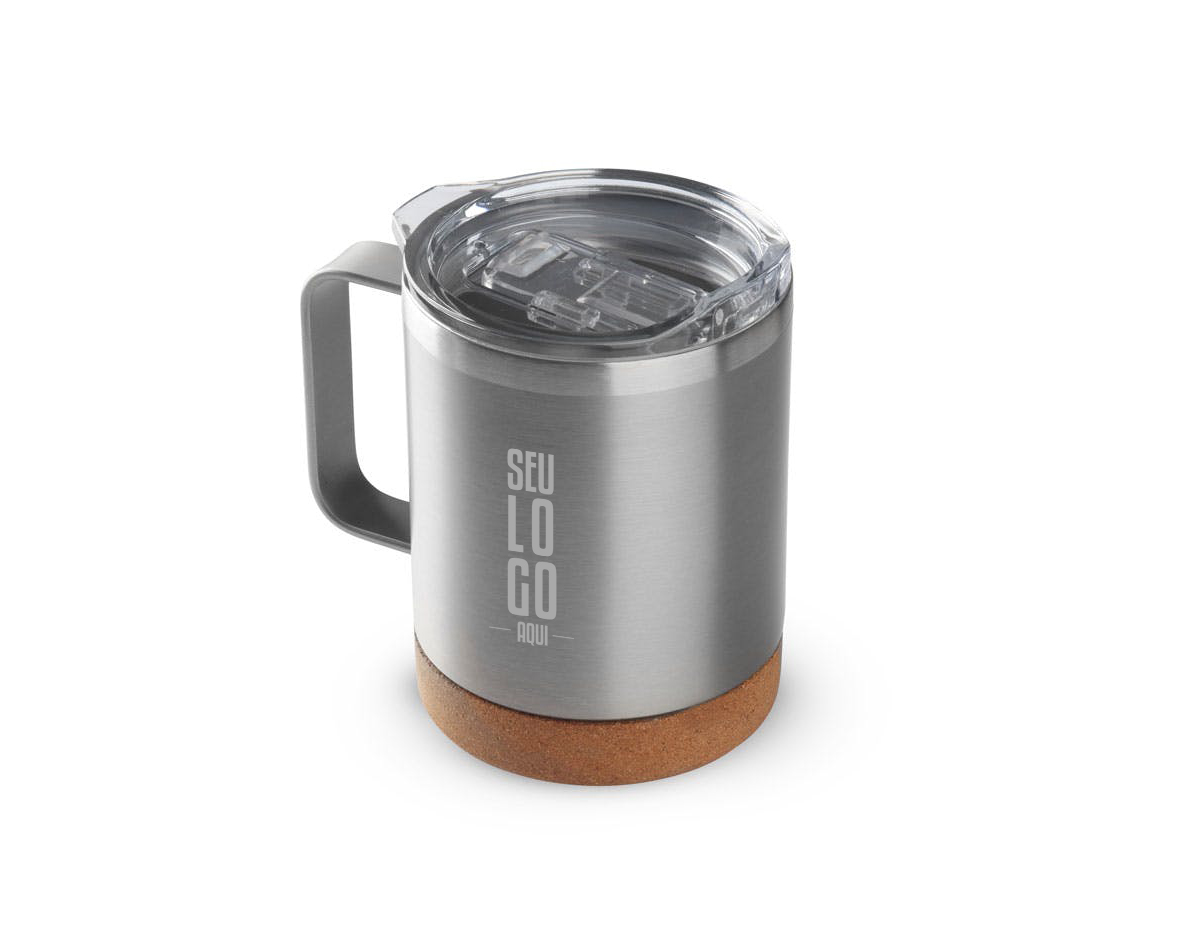 Caneca térmica em aço inox com parede dupla isolada à vácuo, tampa plástica e anel em silicone para vedação, alça lateal em inox na cor do produto, base em cortiça. Capacidade 350ml.
