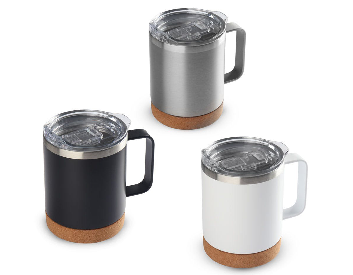 Caneca térmica em aço inox com parede dupla isolada à vácuo, tampa plástica e anel em silicone para vedação, alça lateal em inox na cor do produto, base em cortiça. Capacidade 350ml.