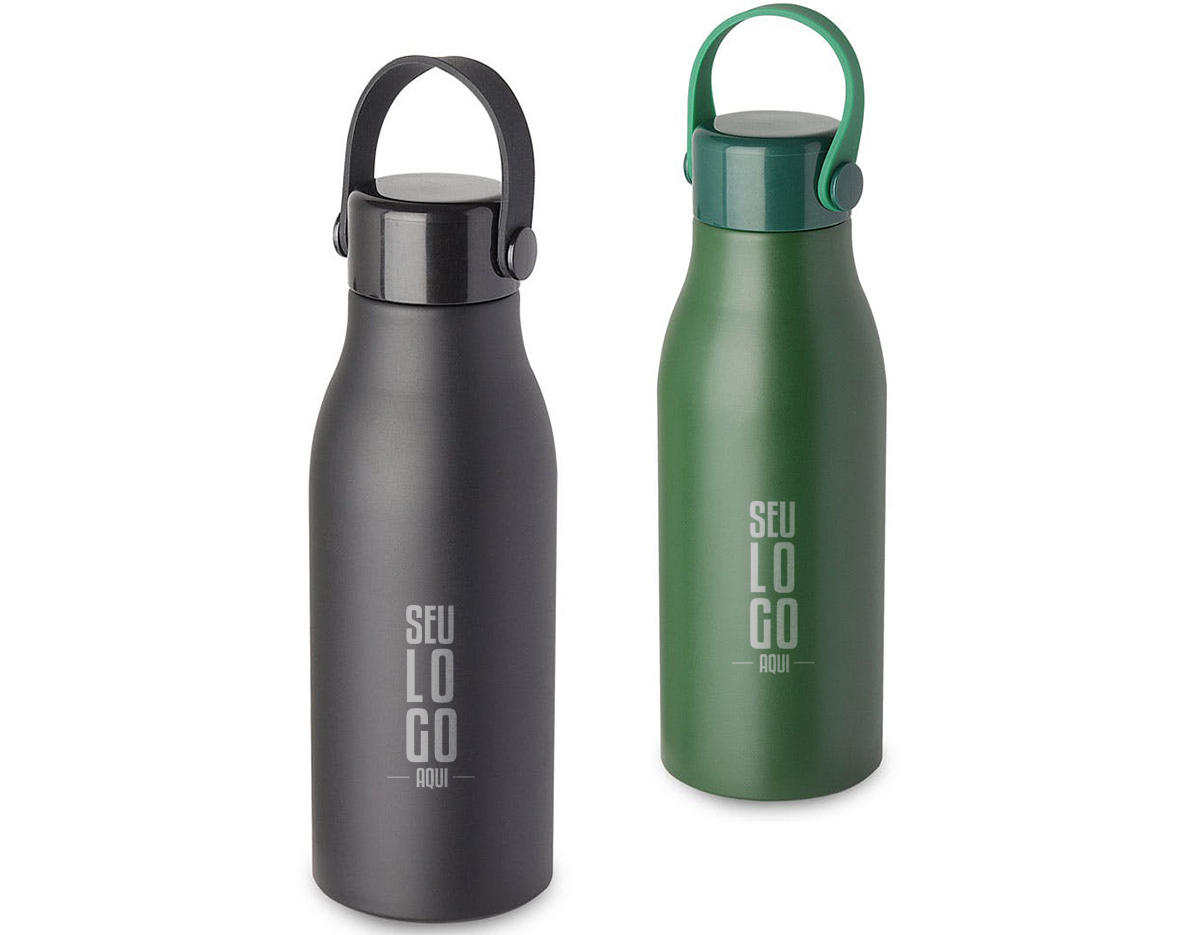 Garrafa em alumínio, tampa em plástico com alça na cor do produto. Capacidade de 550ml, pintura fosca.