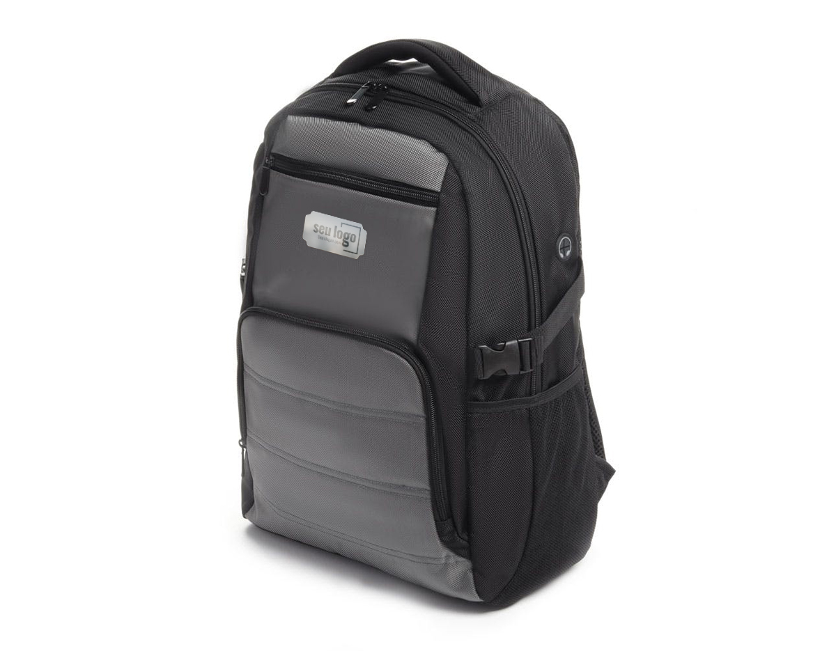 Mochila para notebook em tecido poliéster.
Parte externa: 1 compartimento, alça de mão e ombro acolchoado, saída USB e fone de ouvido, 2 bolsos frontais com zíper e 2 bolsos laterais.
Parte interna: Compartimento acolchoado para notebook de até 15