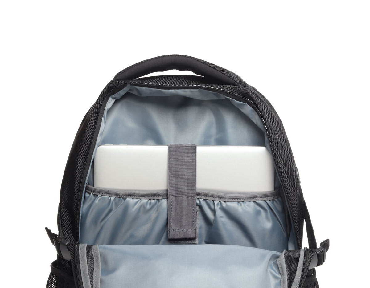 Mochila para notebook em tecido poliéster.
Parte externa: 1 compartimento, alça de mão e ombro acolchoado, saída USB e fone de ouvido, 2 bolsos frontais com zíper e 2 bolsos laterais.
Parte interna: Compartimento acolchoado para notebook de até 15