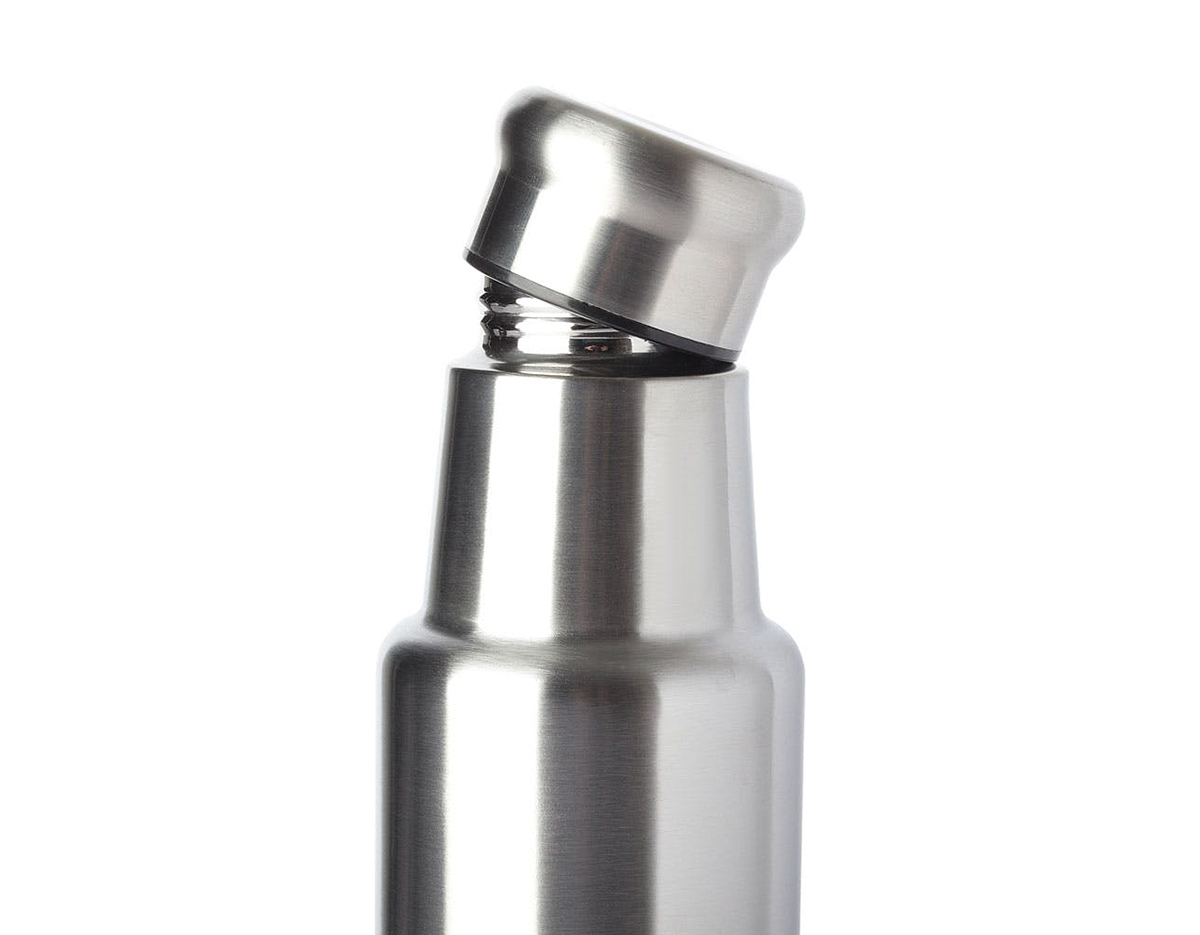 Garrafa em aço inoxi 201 de parede única. Com tampa rosqueavel e anel de silicone para vedação na tampa. Com capacidade de até 1L.