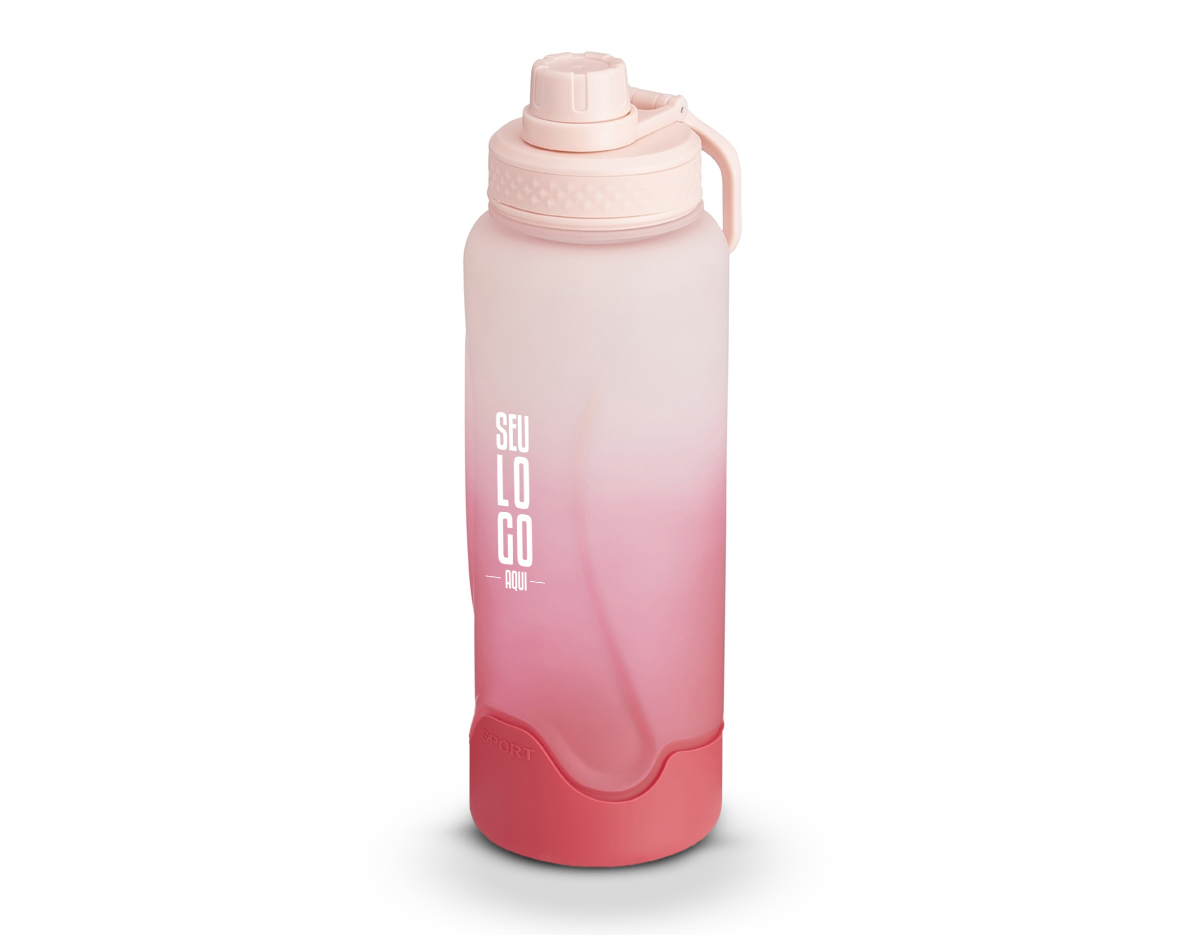 Garrafa plástica 1,1 litros com base de silicone anti-impacto (removível). Tampa com alça para transporte e tampa de proteção para o bocal.