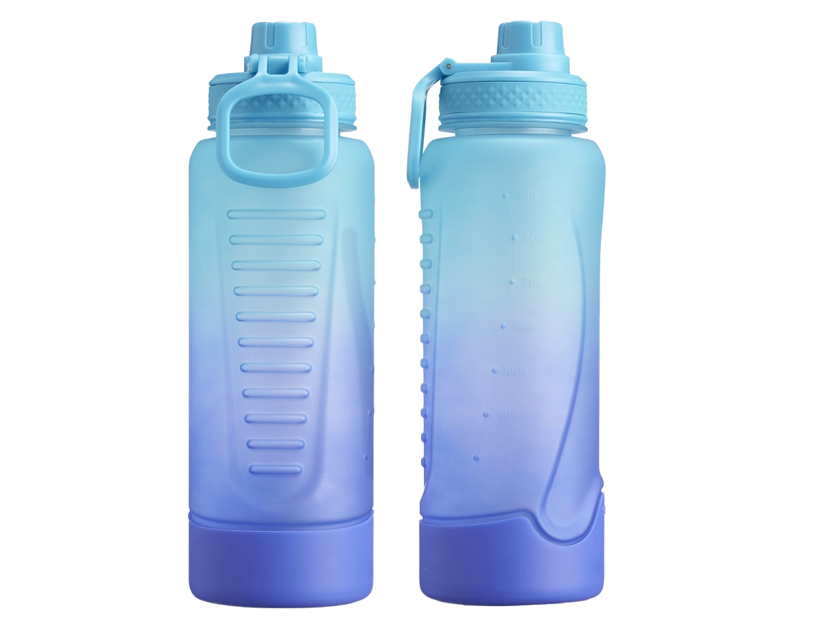 Garrafa plástica 1,1 litros com base de silicone anti-impacto (removível). Tampa com alça para transporte e tampa de proteção para o bocal.