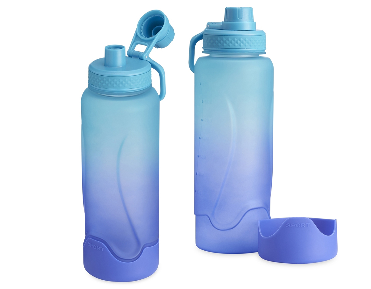 Garrafa plástica 1,1 litros com base de silicone anti-impacto (removível). Tampa com alça para transporte e tampa de proteção para o bocal.