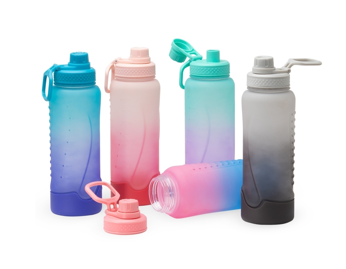 Garrafa plástica 1,1 litros com base de silicone anti-impacto (removível). Tampa com alça para transporte e tampa de proteção para o bocal.