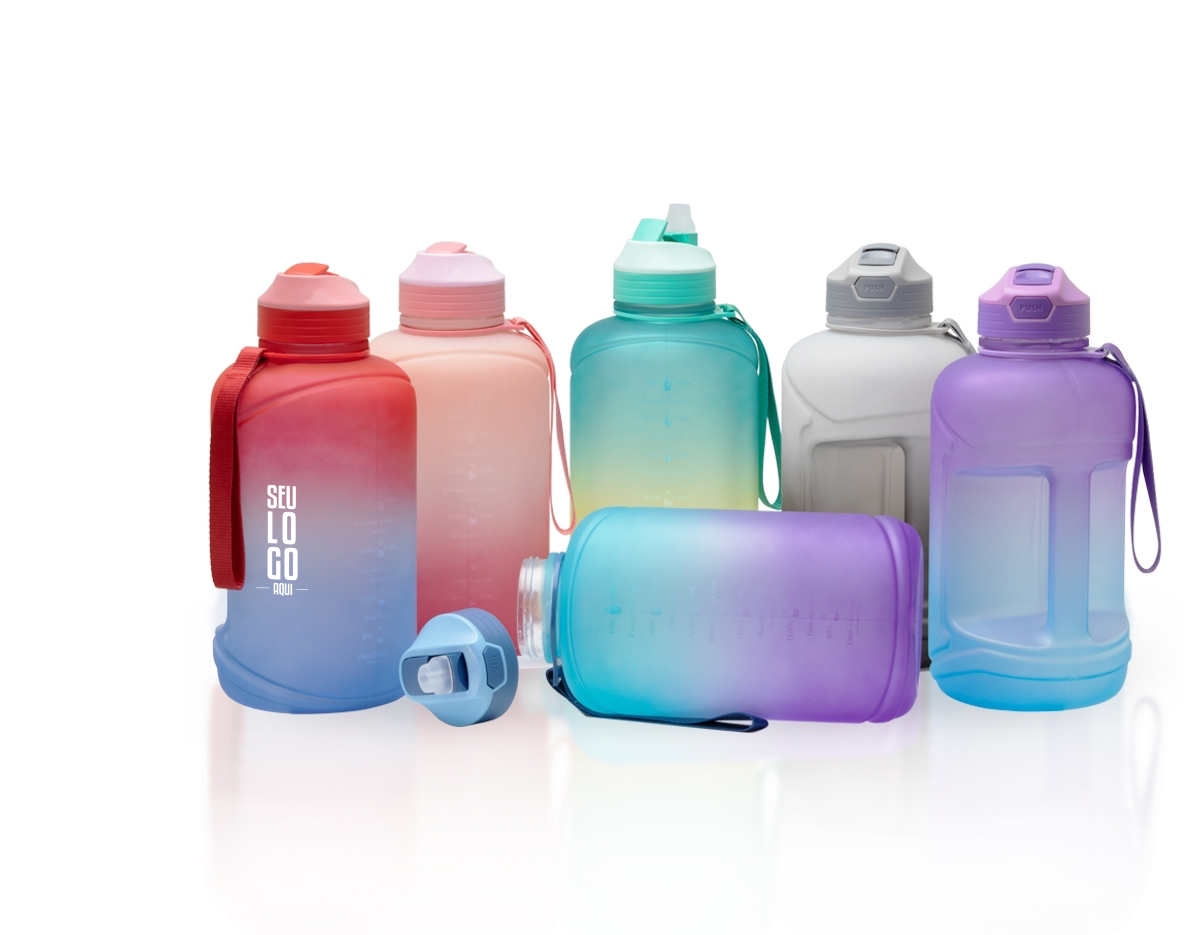 Garrafa PETG 2,2 litros com bico flip de silicone. Livre de BPA, a garrafa contém tampa com botão de acionamento para o bico com capa protetora, canudo acoplado e alça para transporte.