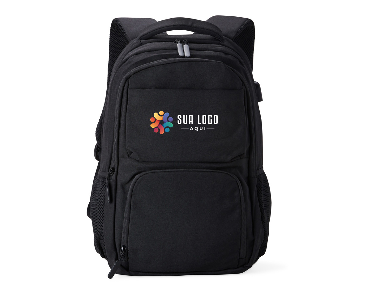 Mochila de poliéster 30 litros com seis compartimentos, sendo o principal com bolso para notebook 156 e tablet 124. Com divisórias internas para acessórios e porta chave, a mochila possui adaptador USB externo, bolsos laterais telados, duas alças de mãos, área costada e alças para as costas com revestimento espumado.