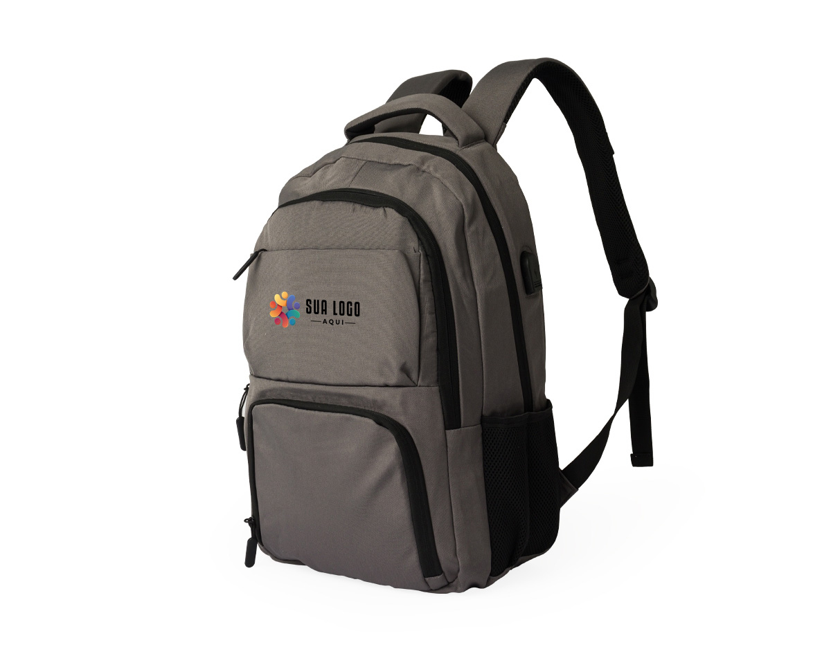 Mochila de poliéster 30 litros com seis compartimentos, sendo o principal com bolso para notebook 156 e tablet 124. Com divisórias internas para acessórios e porta chave, a mochila possui adaptador USB externo, bolsos laterais telados, duas alças de mãos, área costada e alças para as costas com revestimento espumado.