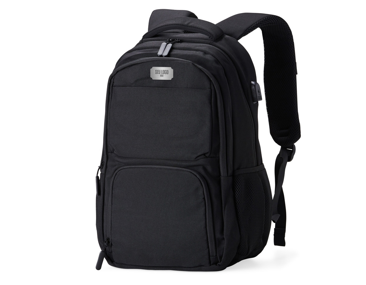 Mochila de poliéster 30 litros com seis compartimentos, sendo o principal com bolso para notebook 156 e tablet 124. Com divisórias internas para acessórios e porta chave, a mochila possui adaptador USB externo, bolsos laterais telados, duas alças de mãos, área costada e alças para as costas com revestimento espumado.