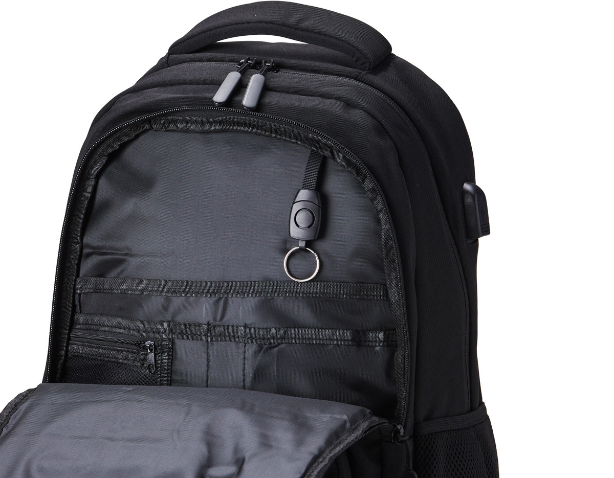Mochila de poliéster 30 litros com seis compartimentos, sendo o principal com bolso para notebook 156 e tablet 124. Com divisórias internas para acessórios e porta chave, a mochila possui adaptador USB externo, bolsos laterais telados, duas alças de mãos, área costada e alças para as costas com revestimento espumado.