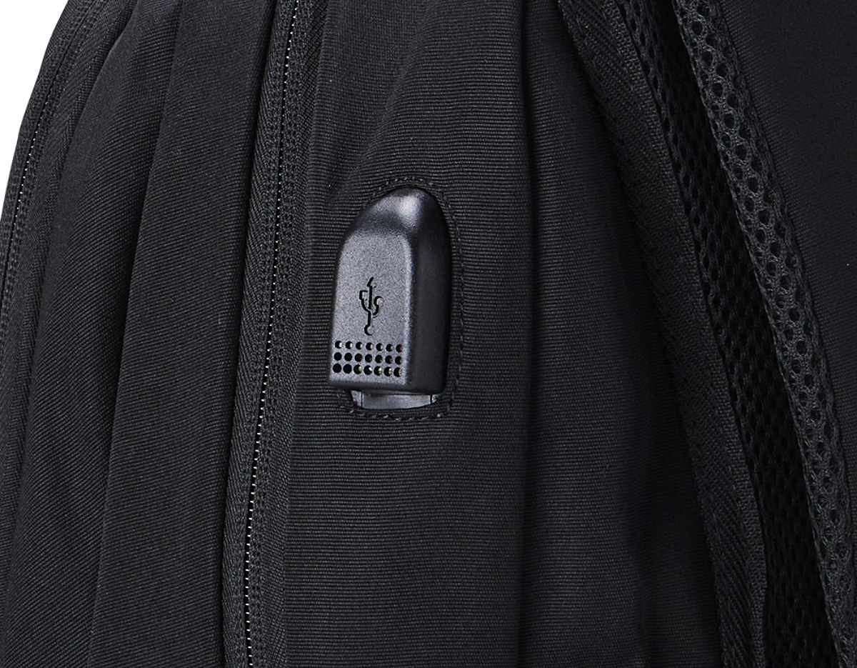 Mochila de poliéster 30 litros com seis compartimentos, sendo o principal com bolso para notebook 156 e tablet 124. Com divisórias internas para acessórios e porta chave, a mochila possui adaptador USB externo, bolsos laterais telados, duas alças de mãos, área costada e alças para as costas com revestimento espumado.