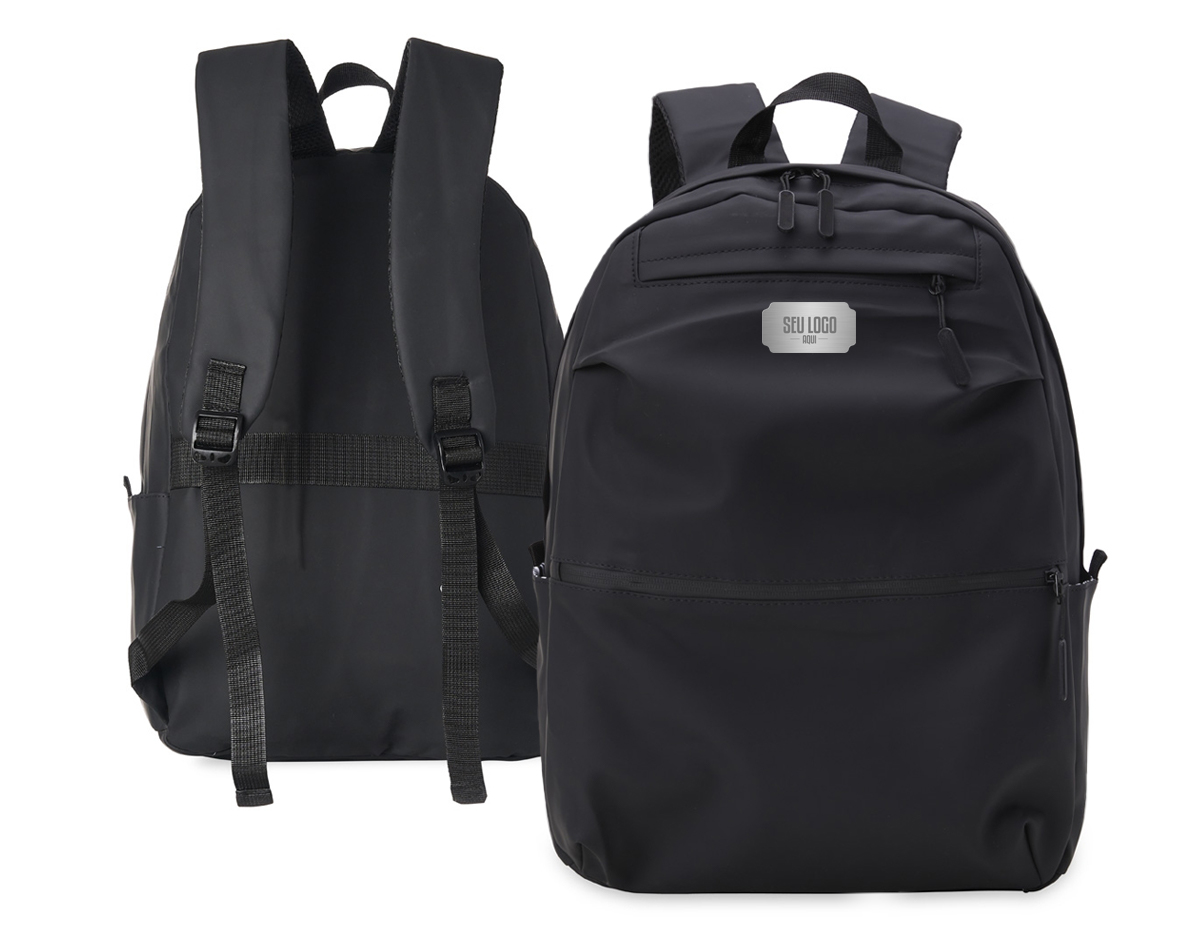 Mochila de couro sintético impermeável de 30 litros com três compartimentos, sendo o principal com bolso para notebook 15,6. Com bolsos laterais e interior listrado, a mochila possui alça para encaixe em malas de viagem, alça de mão e alças para as costas com revestimento espumado. 